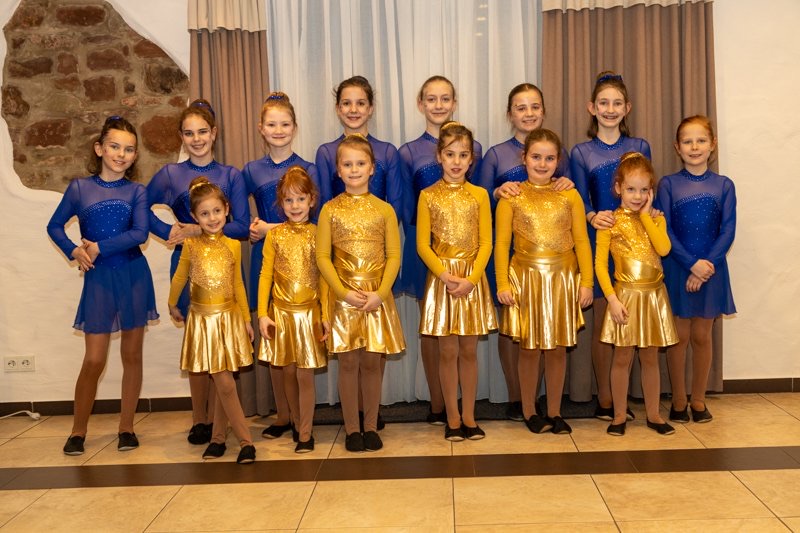 Wieweler Kinder- und Jugendgarde 2025 (v.l. hinten: Zoe Heyn, Lilly Kohns, Lina Worst, Mia Zilles, Mia Krämer, Elli Schmitz, Katharina Heitkötter, Karla Löwen; vorne: Elisa Sauer, Charlotte Meyer, Luci Schmitz, Paula Zilles, Laura Kohns, Emma Meyer)