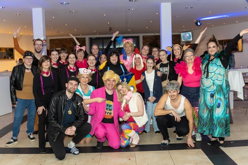 Das Wieweler Showteil-Team 2025 (v.l. stehend: Julia Krämer, Jannis Stadtfeld, Melanie Sauer, Mara Hansen, Louisa Kühn, Julia Kühn, Cary Albert, Annika Kühn, Kristina Karmeier, Ute Klein, Claudia Pelzer, Frank Schmidt, Nicole Hansen, Antje Gieche, Katharina Heitkötter, Miriam Druckenmüller, Mia Krämer, Michèle Dustert, Ingrid Meunier, Sandra Benedum; kniend: Johannes Hennige, Helena Ries, Martin Heitkötter, Sonja Kappel, Alex Brand)